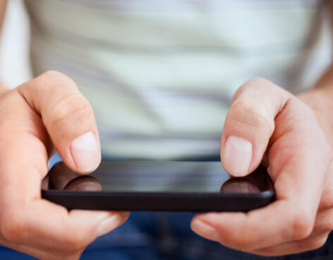 Person som använder mobiltelefon