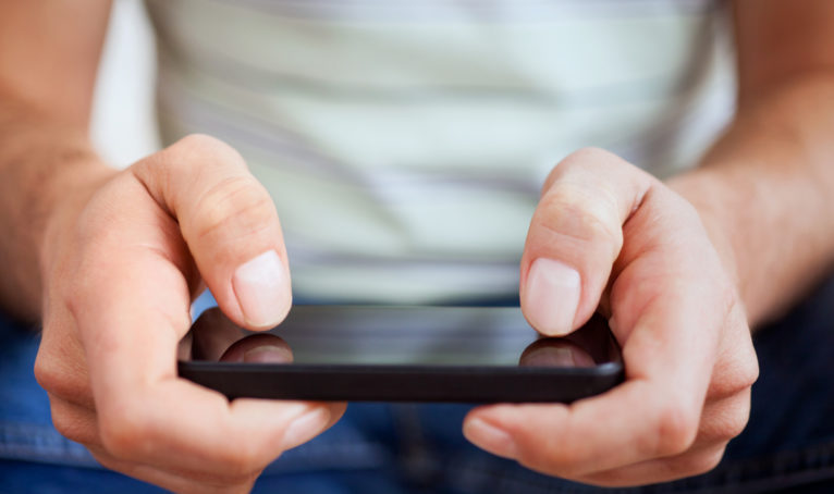 Person som använder mobiltelefon