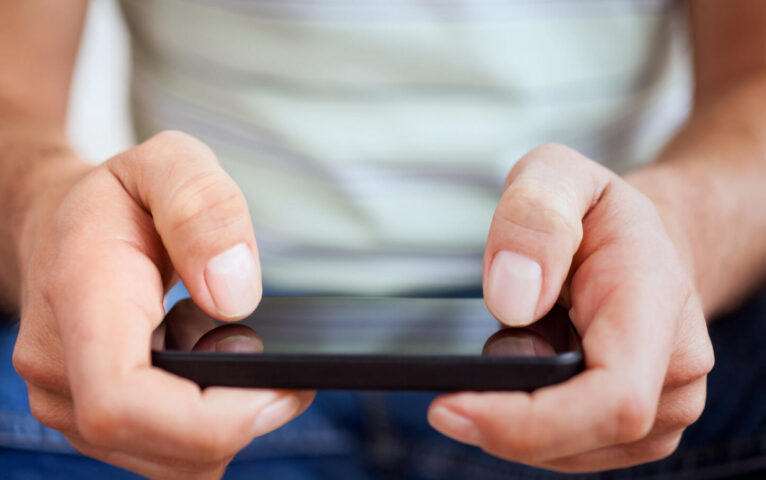 Person som använder mobiltelefon