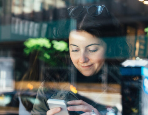 Person som använder mobiltelefon