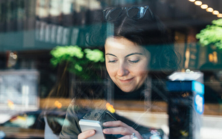 Person som använder mobiltelefon